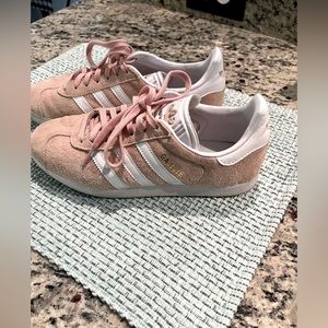 Dusty pink Suede Gezell   Adidas runners. US size 8. Worn once!!